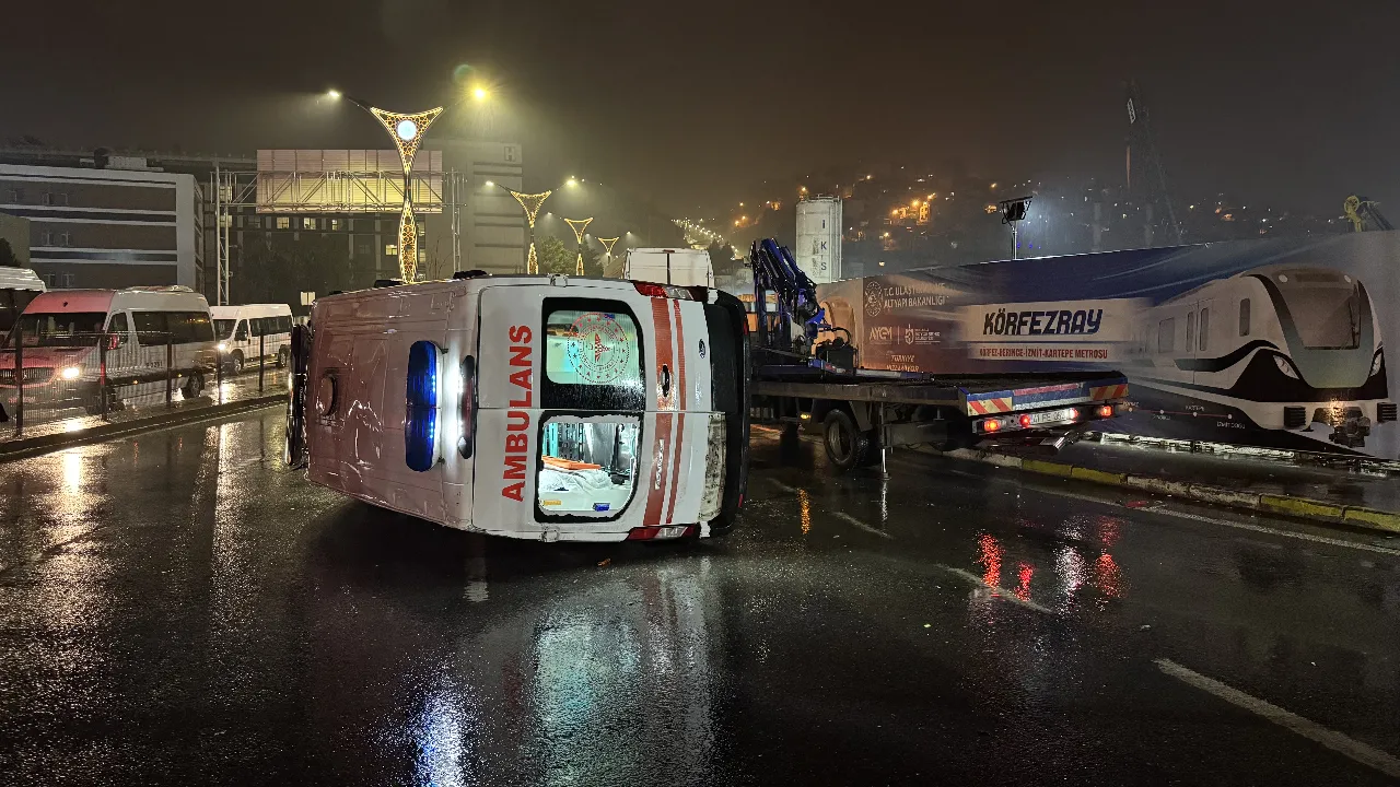 Hasta taşıyan ambulans ile minibüs çarpıştı! Yaralılar var