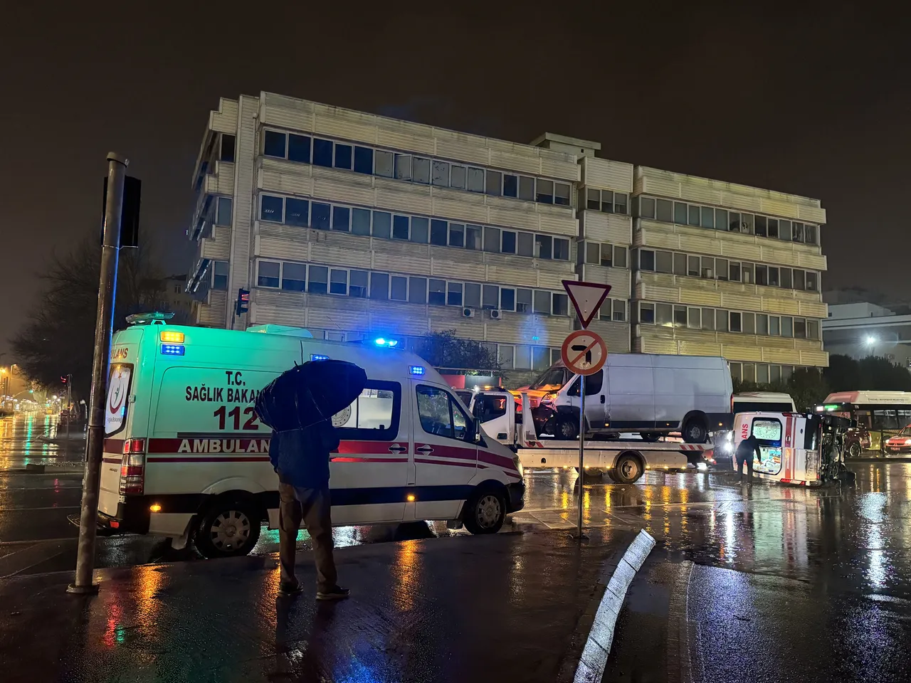 Hasta taşıyan ambulans ile minibüs çarpıştı! Yaralılar var