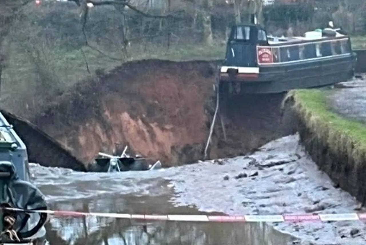İngilterede kanalda dev çukur: Tekneler mahsur kaldı, yetkililer bölgede