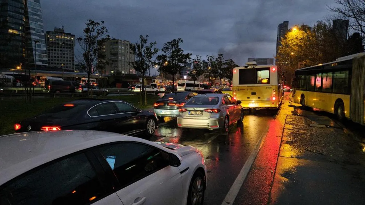 İstanbul haftaya yağışla başladı! Trafik durma noktasına geldi