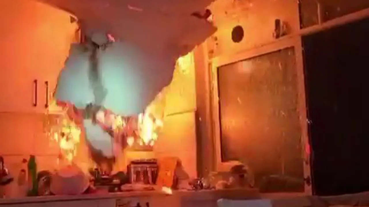 İtfaiye ekipleri ölümden döndü! Yangında tavan çöktü