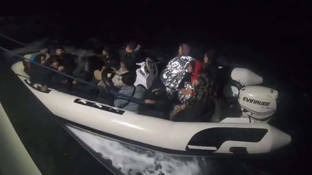 İzmir'de 56 göçmen kurtarıldı! 