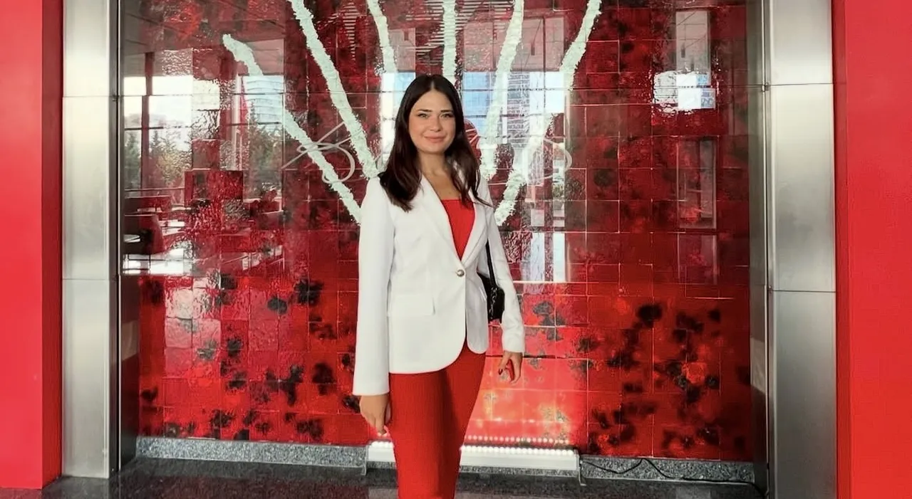 Meclis üyesi Özlem Bodur trafikte dehşeti yaşadı! Sıkıştırdı, camını kırdı, yumrukladı...