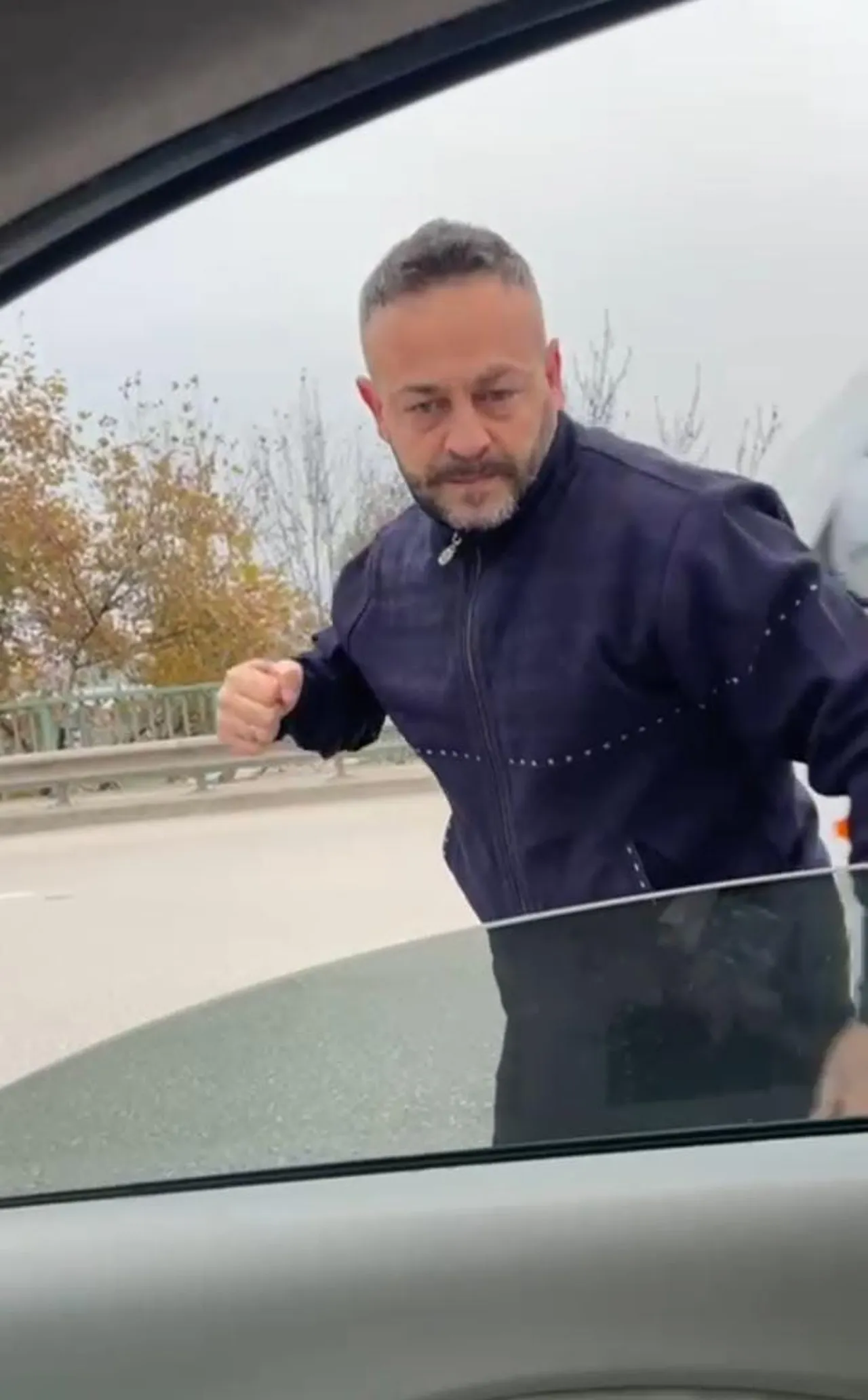 Meclis üyesi Özlem Bodur trafikte dehşeti yaşadı! Sıkıştırdı, camını kırdı, yumrukladı...