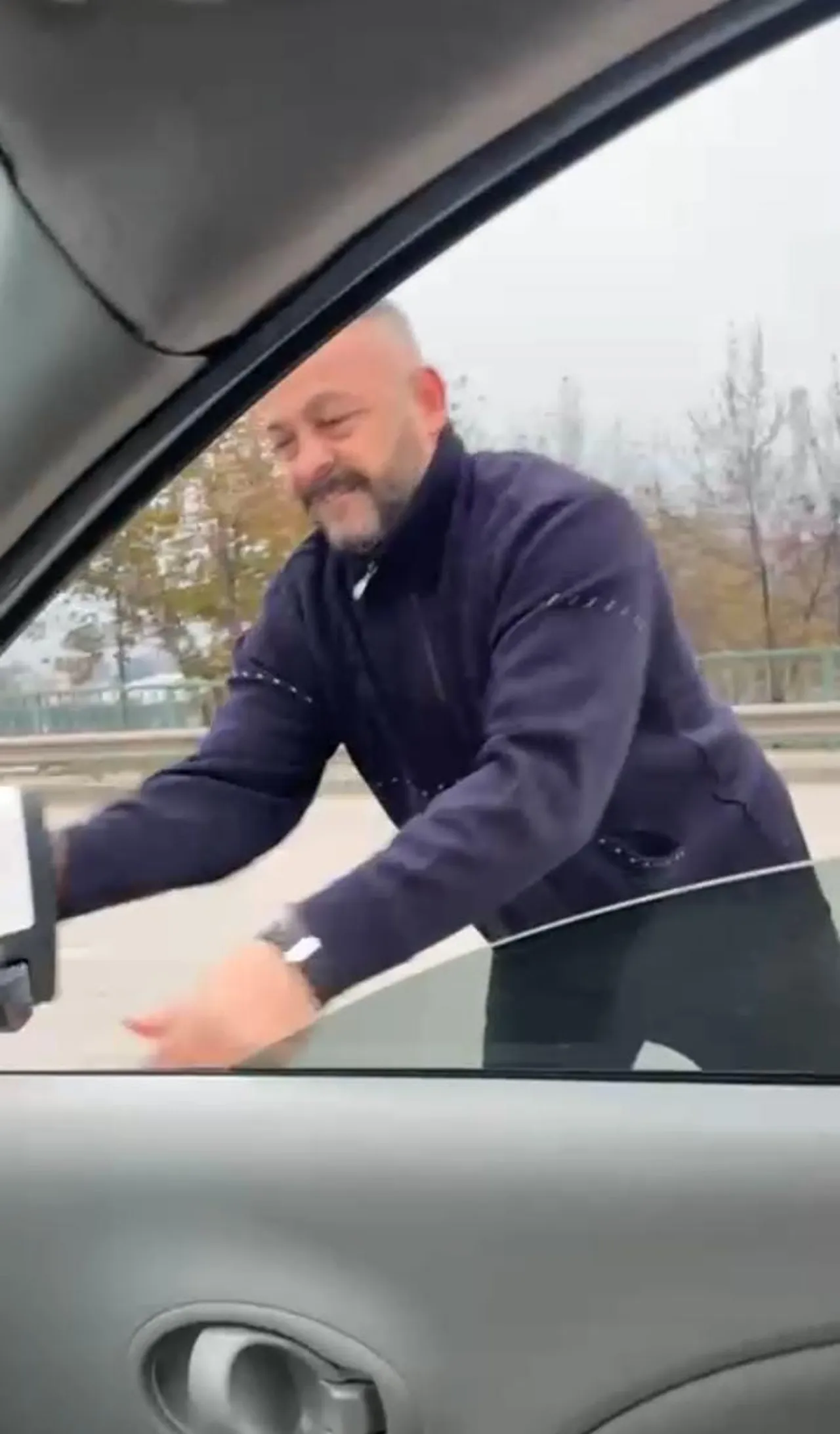 Meclis üyesi Özlem Bodur trafikte dehşeti yaşadı! Sıkıştırdı, camını kırdı, yumrukladı...