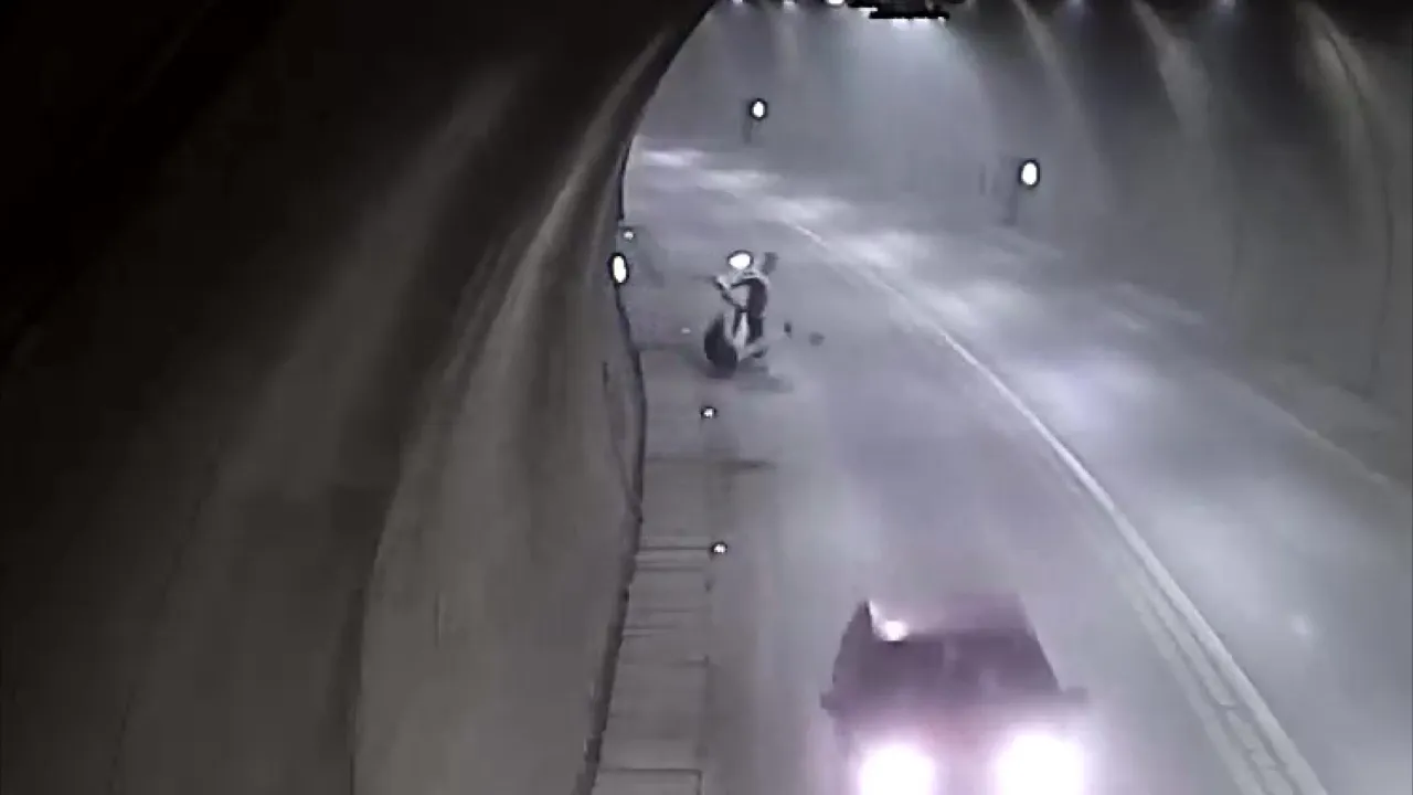 Tünelde motosikletle takla attı, bir dakika sonra yoluna devam etti! O anlar kamerada