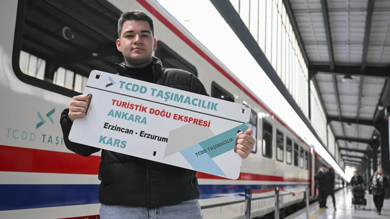 Turistik Doğu Ekspresi sezonun ilk seferi için yolda! Bakan Uraloğlu duyurdu, 3 yeni rotaya yeşil ışık 