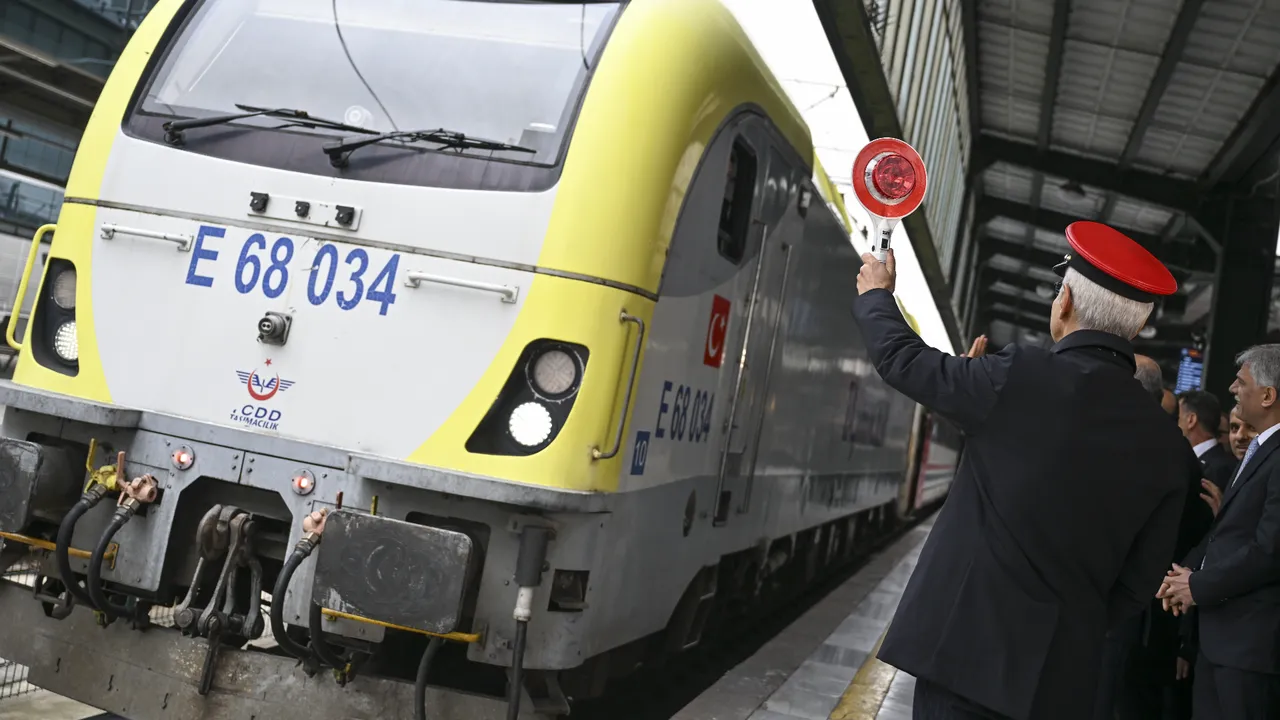 Turistik Doğu Ekspresi sezonun ilk seferi için yolda! Bakan Uraloğlu duyurdu, 3 yeni rotaya yeşil ışık 