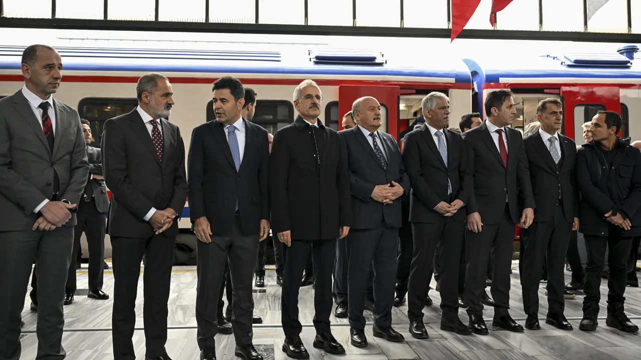 Turistik Doğu Ekspresi sezonun ilk seferi için yolda! Bakan Uraloğlu duyurdu, 3 yeni rotaya yeşil ışık 