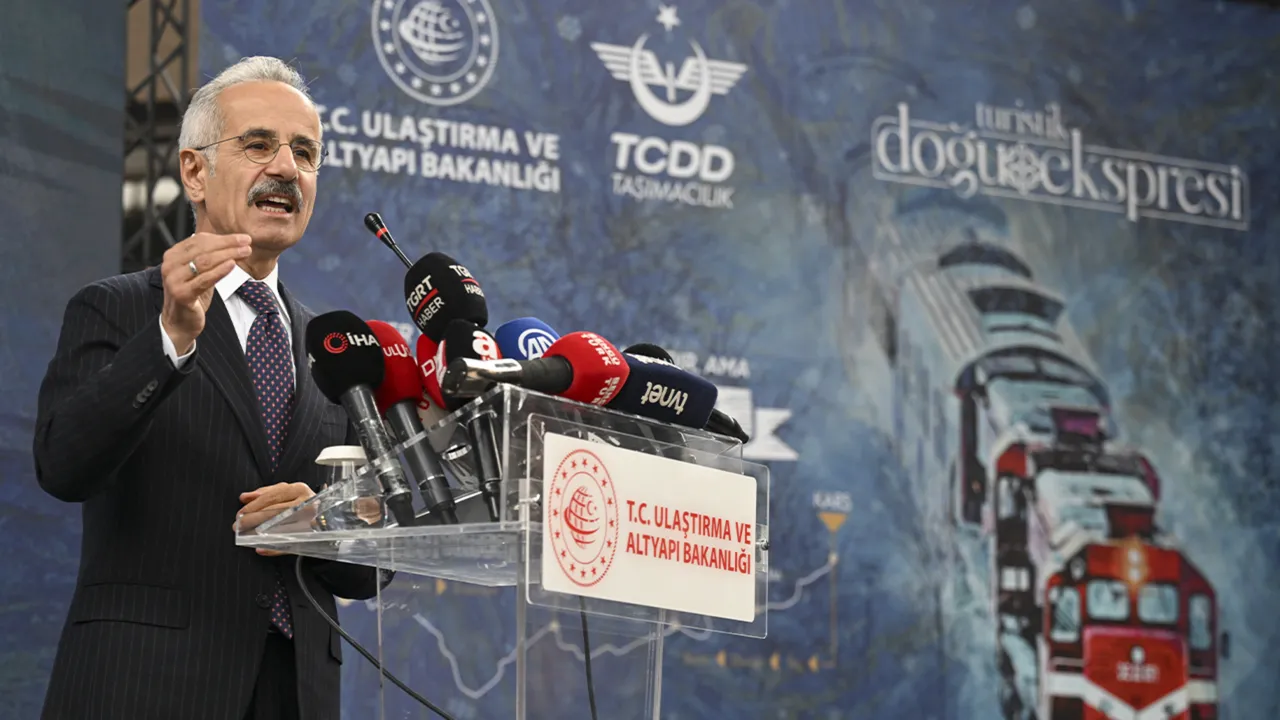 Turistik Doğu Ekspresi sezonun ilk seferi için yolda! Bakan Uraloğlu duyurdu, 3 yeni rotaya yeşil ışık 