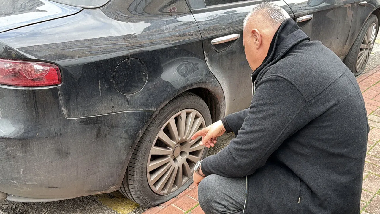 Antalya'da park halindeki yaklaşık 20 aracın lastikleri kesildi