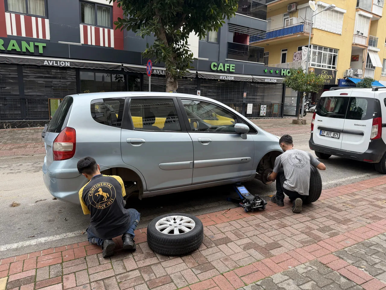 Antalya'da park halindeki yaklaşık 20 aracın lastikleri kesildi