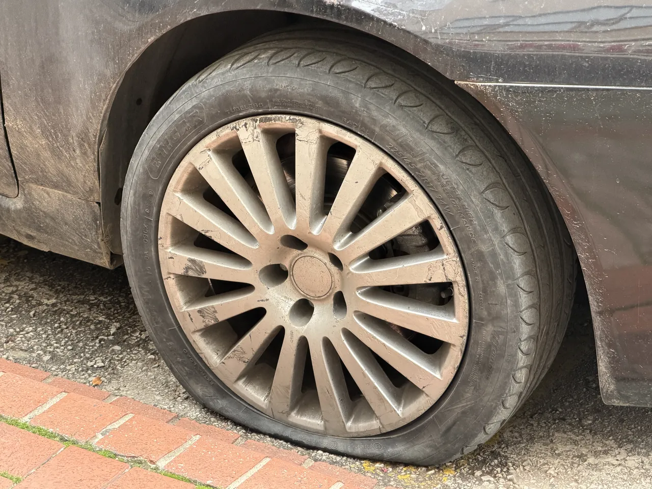 Antalya'da park halindeki yaklaşık 20 aracın lastikleri kesildi