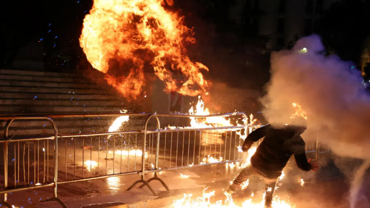 Başkent savaş alanına döndü! Arnavutluk'ta Başbakanlık binasına molotof atıldı