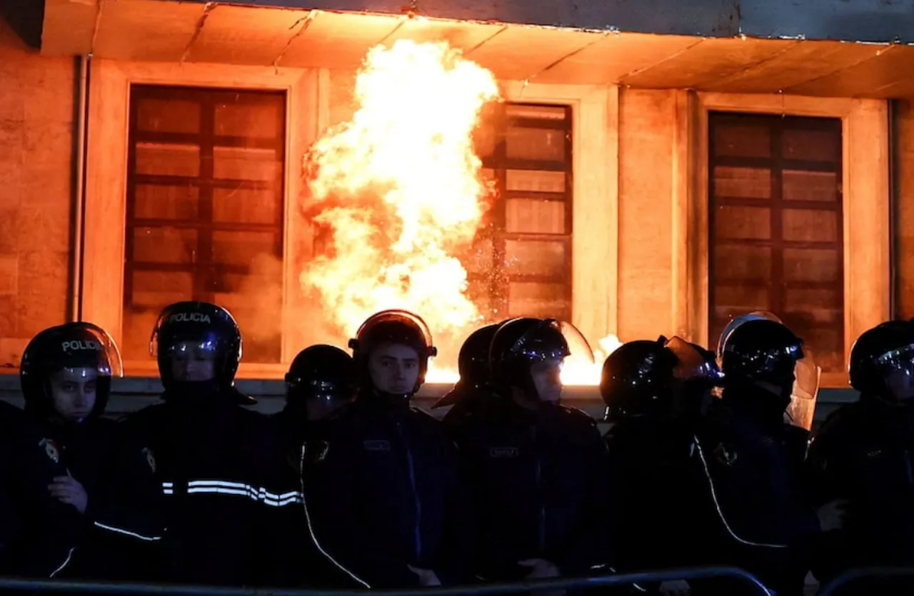 Başkent savaş alanına döndü! Arnavutlukta Başbakanlık binasına molotof atıldı