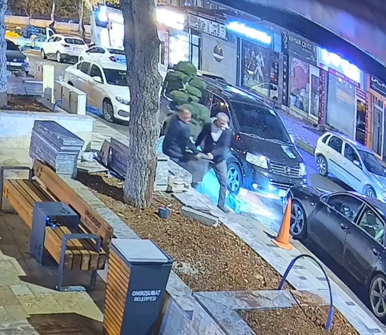 Bu da ağaç hırsızlığı! Kameralara aldırmadan kapıp gittiler