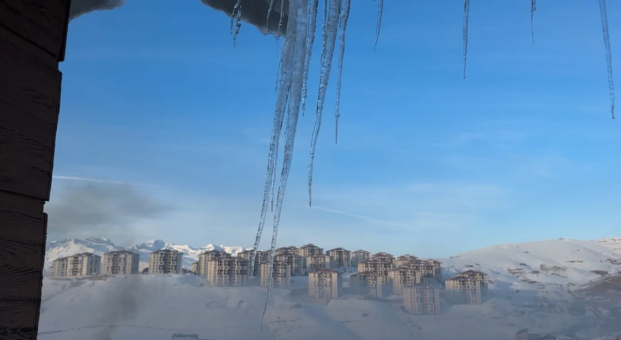 Eksi 6 derecelik Hakkaride ‘buz’ kestiren manzara! Boyu 2 günde 3 metreyi aştı