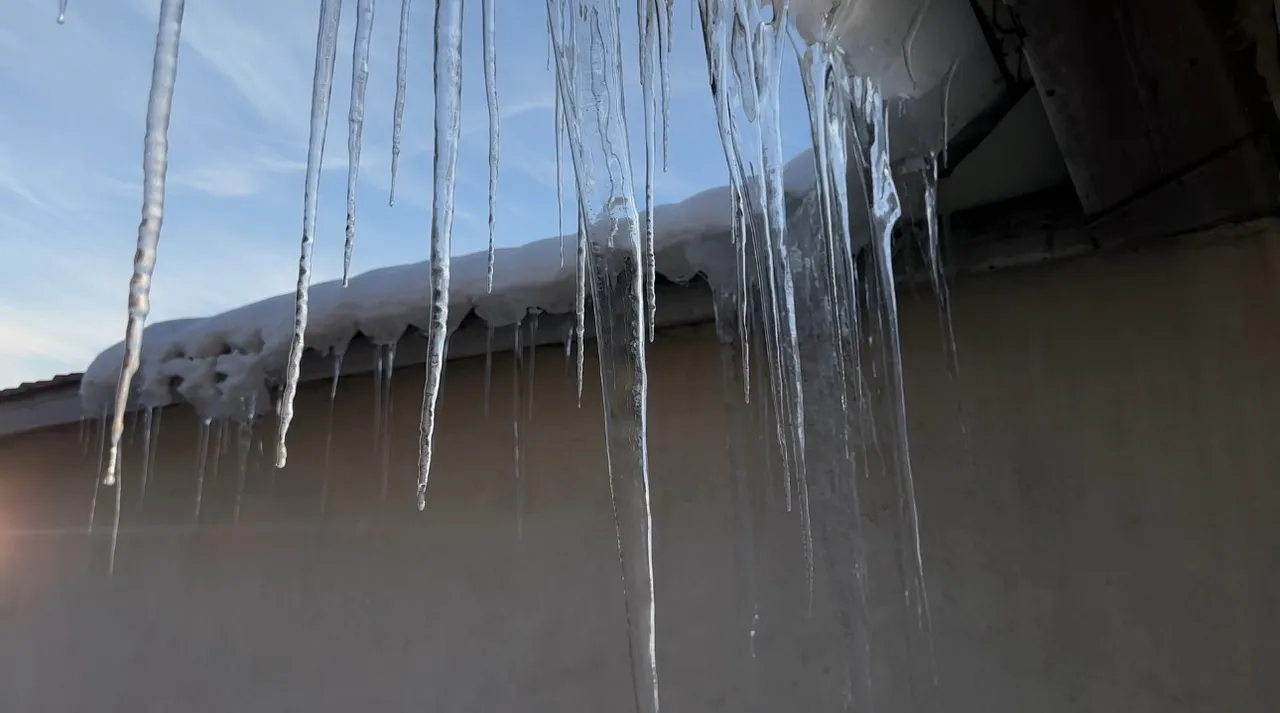 Eksi 6 derecelik Hakkaride ‘buz’ kestiren manzara! Boyu 2 günde 3 metreyi aştı