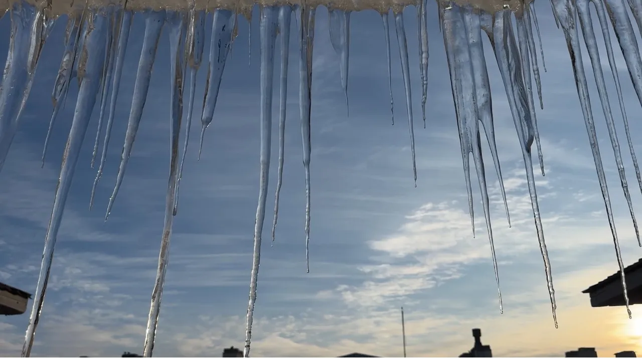 Eksi 6 derecelik Hakkaride ‘buz’ kestiren manzara! Boyu 2 günde 3 metreyi aştı