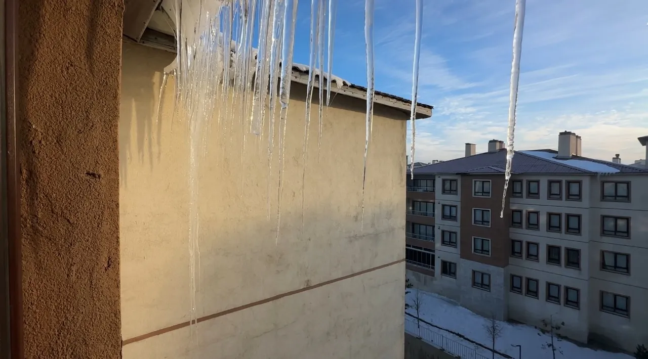 Eksi 6 derecelik Hakkaride ‘buz’ kestiren manzara! Boyu 2 günde 3 metreyi aştı