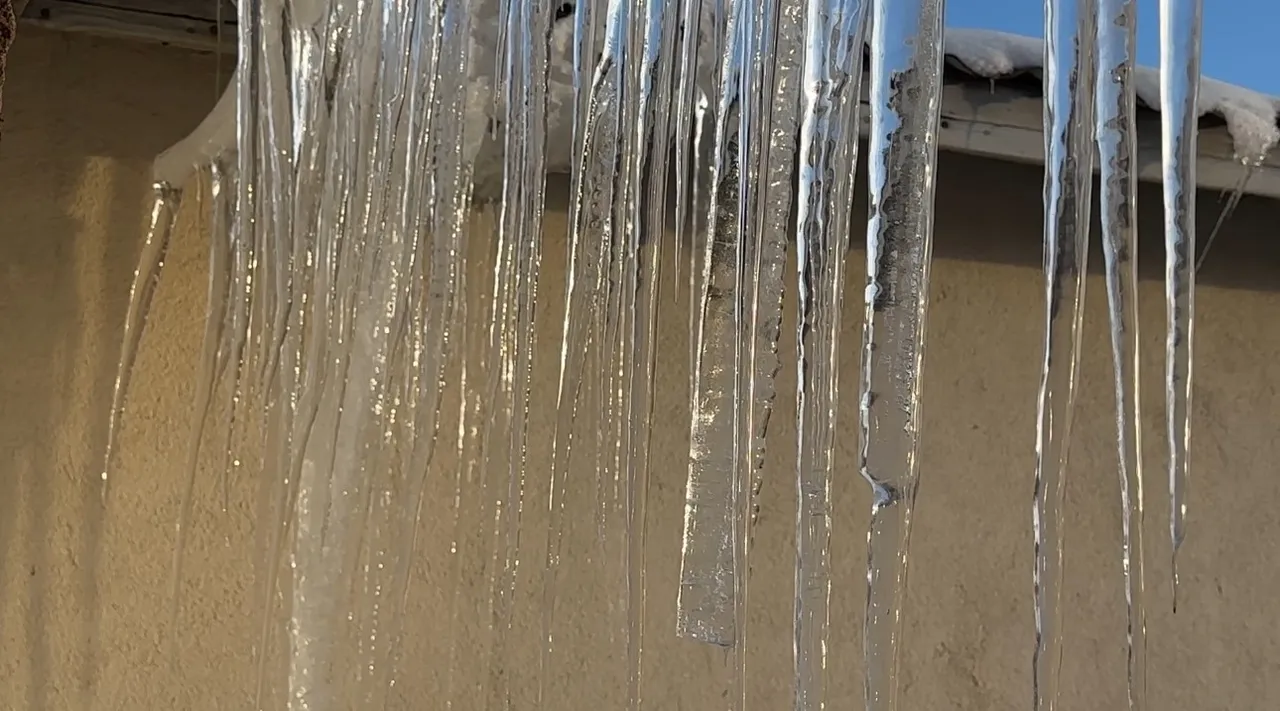 Eksi 6 derecelik Hakkaride ‘buz’ kestiren manzara! Boyu 2 günde 3 metreyi aştı