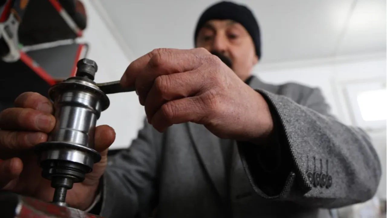 Elazığ'da sıra dışı bisiklet! Görenler şaşırıyor, polisler bile durduruyor