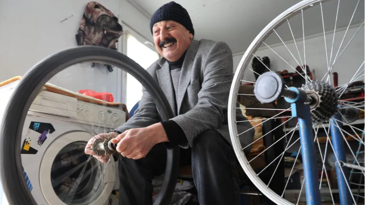 Elazığ'da sıra dışı bisiklet! Görenler şaşırıyor, polisler bile durduruyor