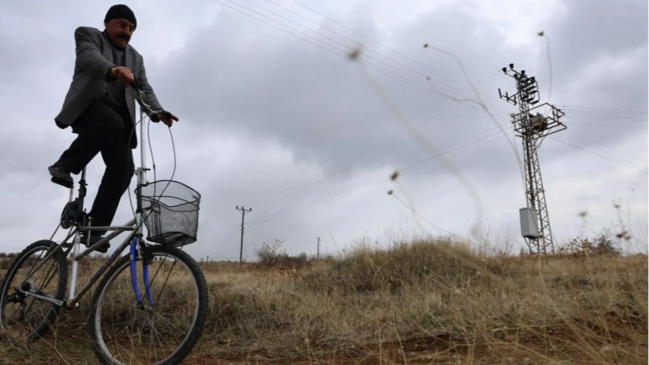 Elazığ'da sıra dışı bisiklet! Görenler şaşırıyor, polisler bile durduruyor