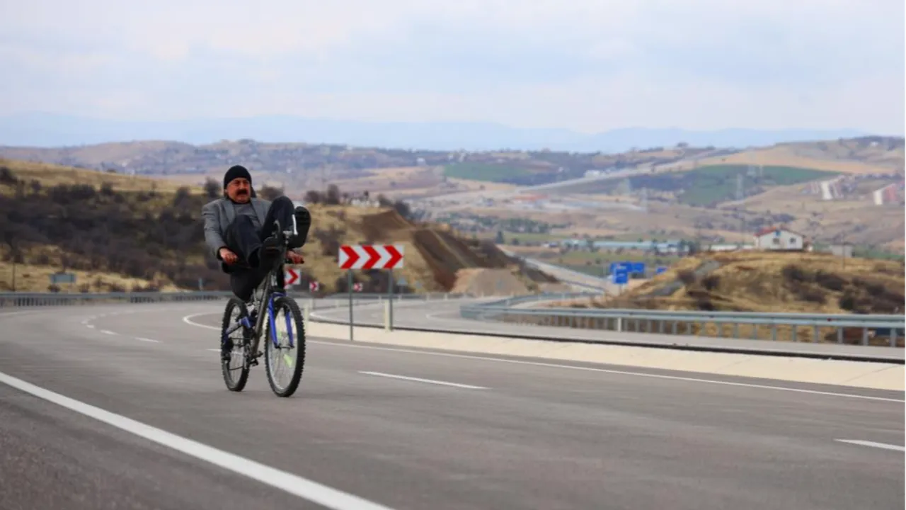 Elazığ'da sıra dışı bisiklet! Görenler şaşırıyor, polisler bile durduruyor