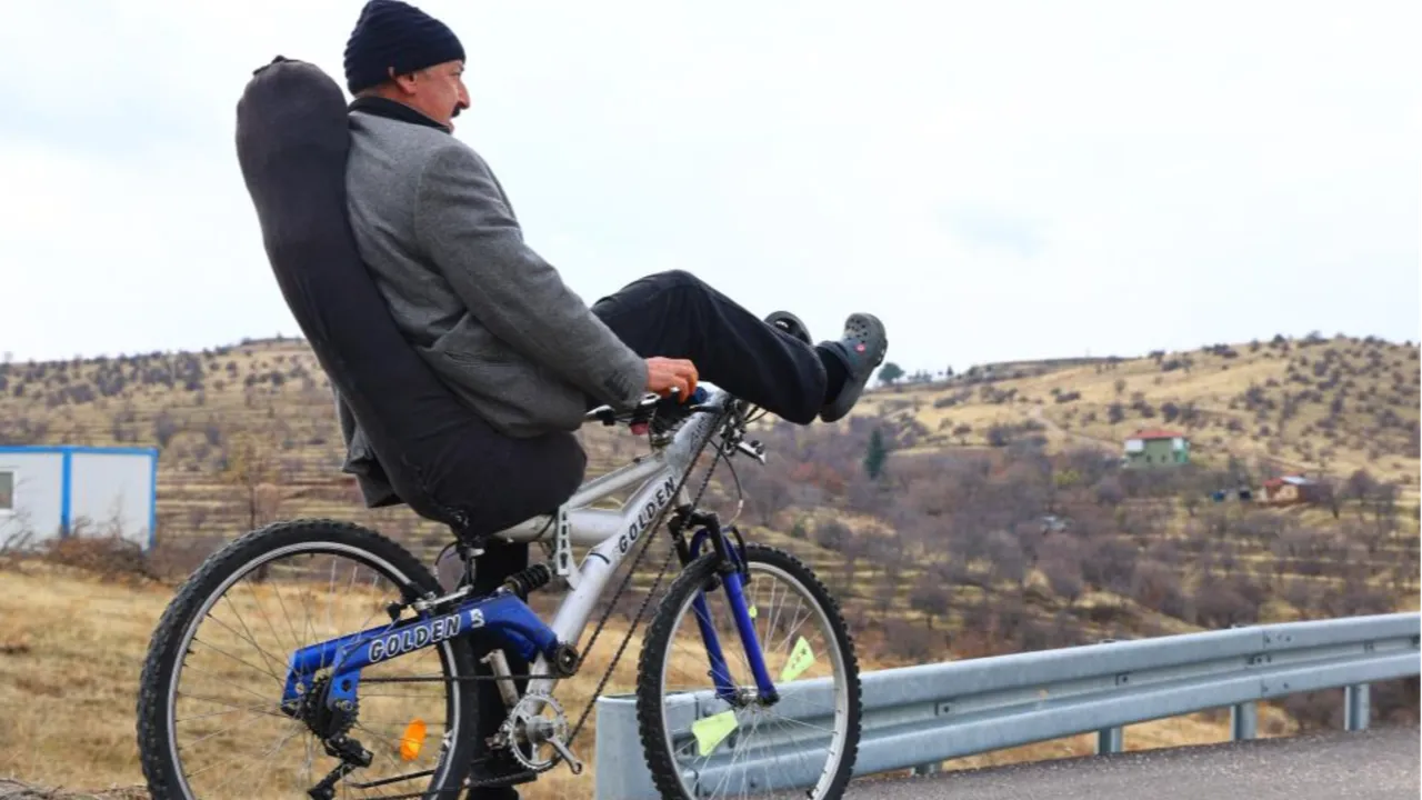 Elazığ'da sıra dışı bisiklet! Görenler şaşırıyor, polisler bile durduruyor