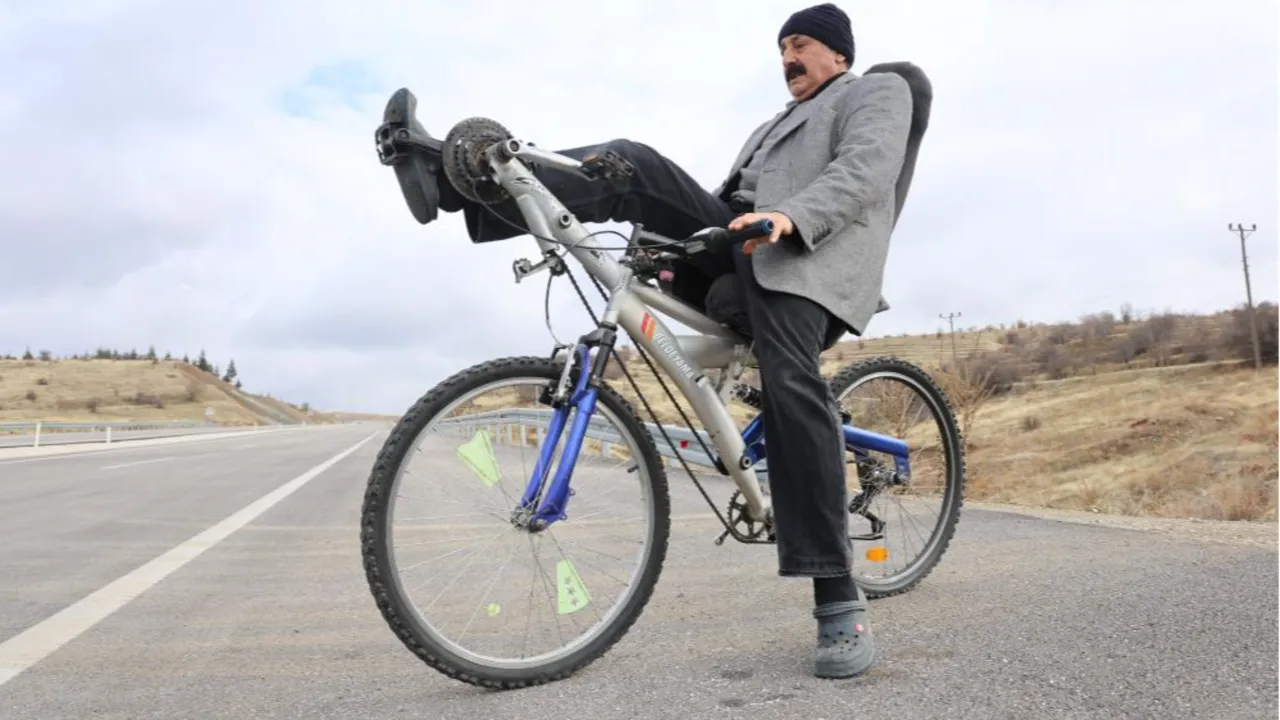 Elazığ'da sıra dışı bisiklet! Görenler şaşırıyor, polisler bile durduruyor