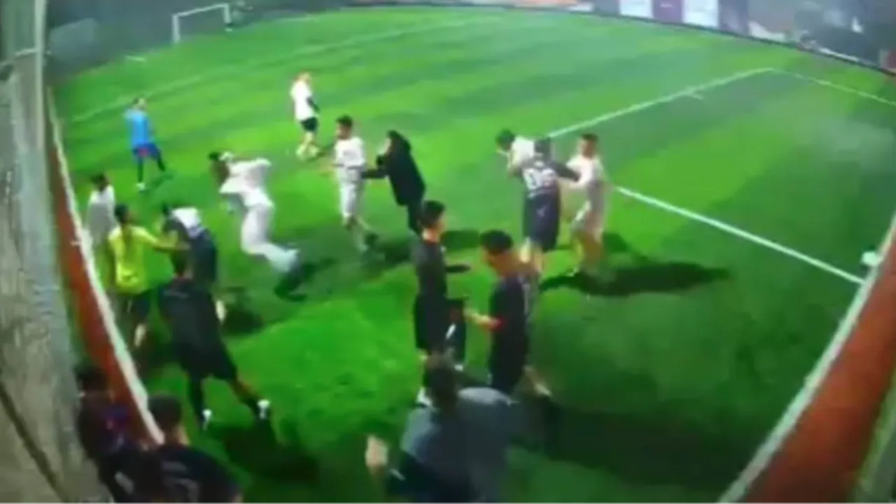 Halı sahada tekme tokat kavga ettiler