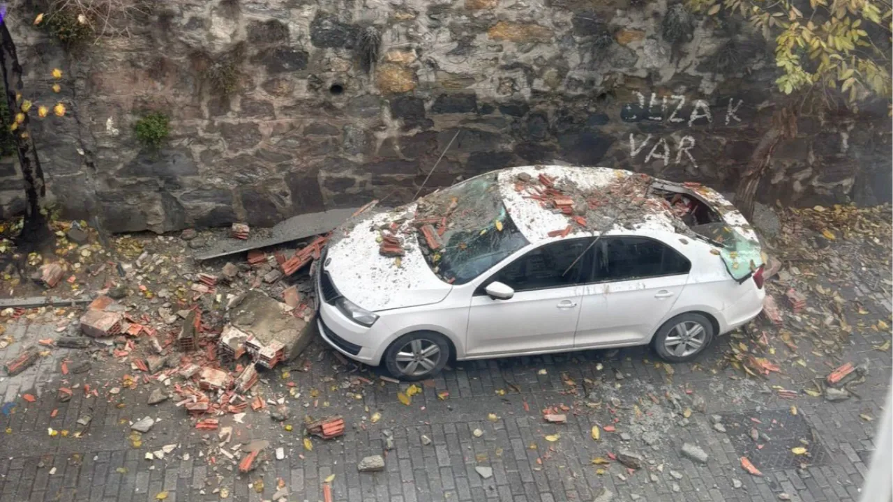 İnşaat çalışmasında ihmal! Sahibi bulunamayan araç çöken duvarın altında kaldı