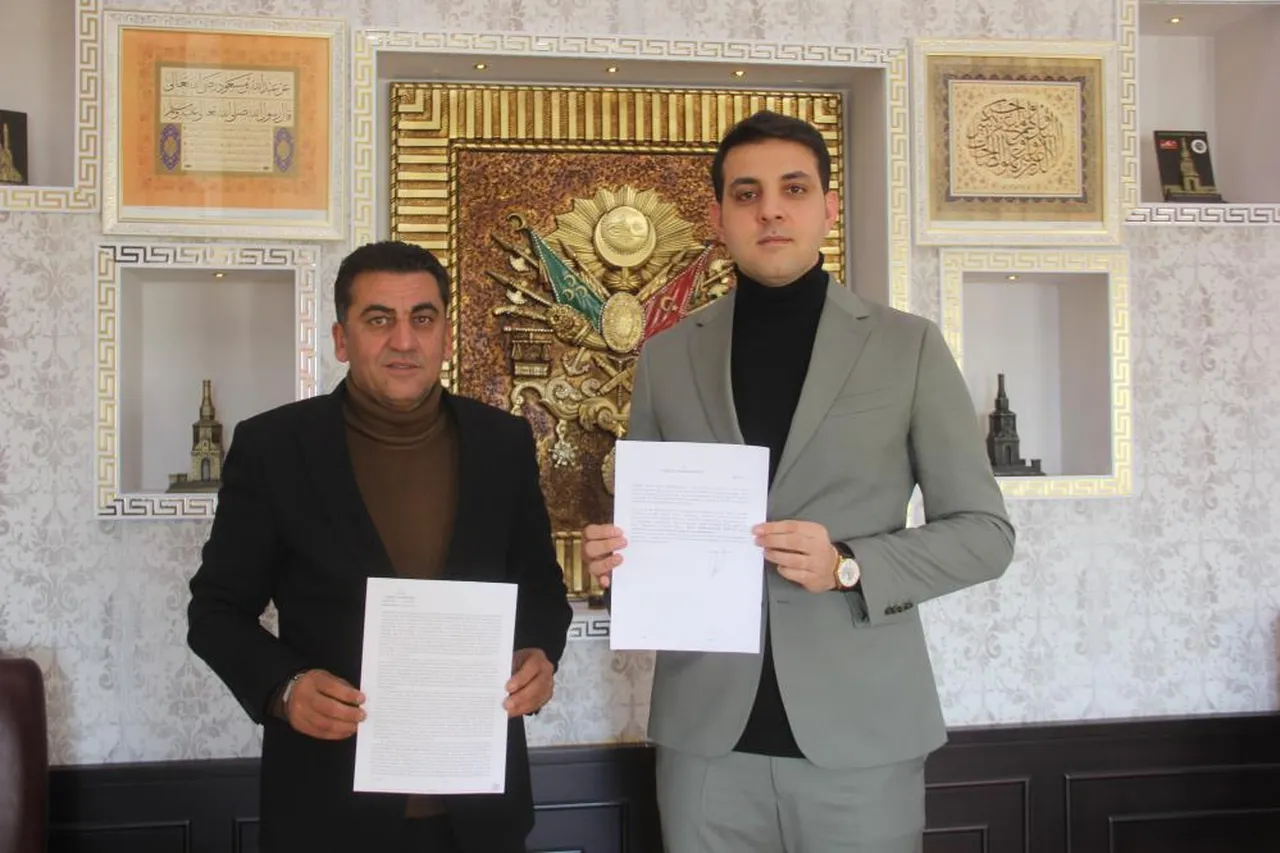 Şerefiye Mahallesi Muhtarı Nuretdin Aslan (solda)