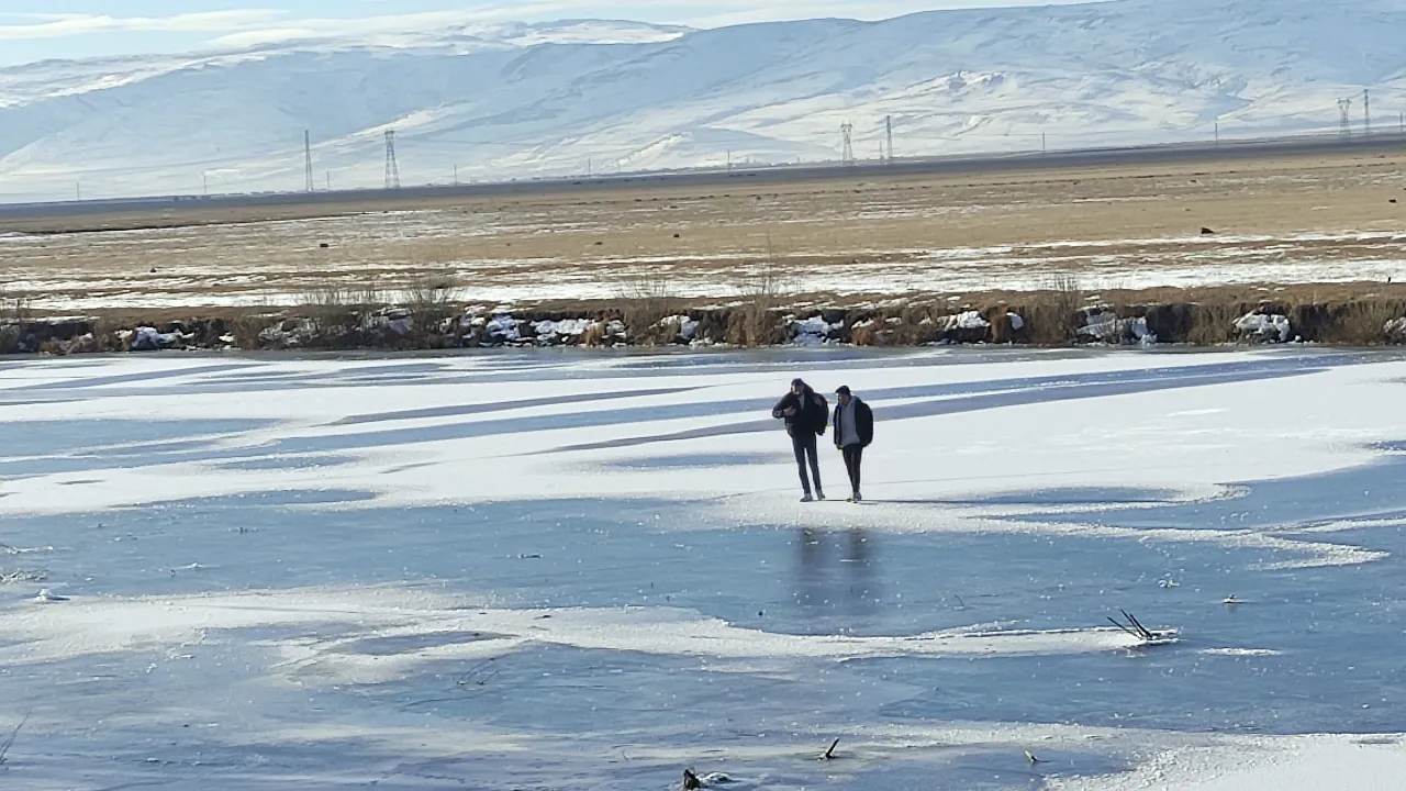 Kura Nehri buzdan piste döndü! Üzerinde yürüyenlerin heyecanı kamerada