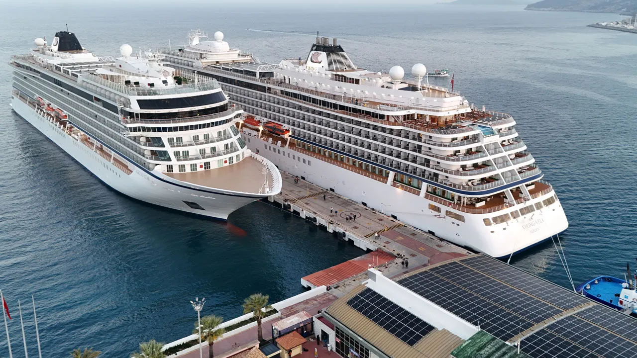 Kuşadası'na kış ayında turist akını! Limana iki kruvaziyer demir attı