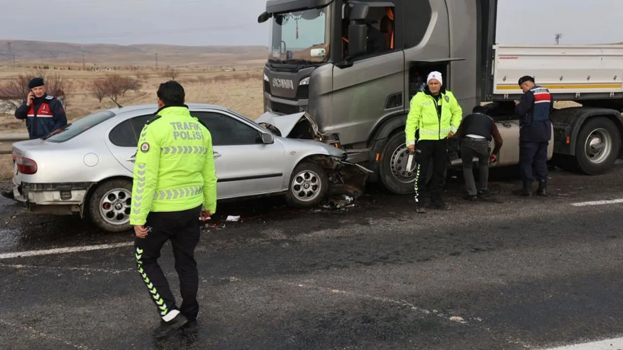 Otomobille tır kafa kafaya çarpıştı: Ölü ve yaralılar var