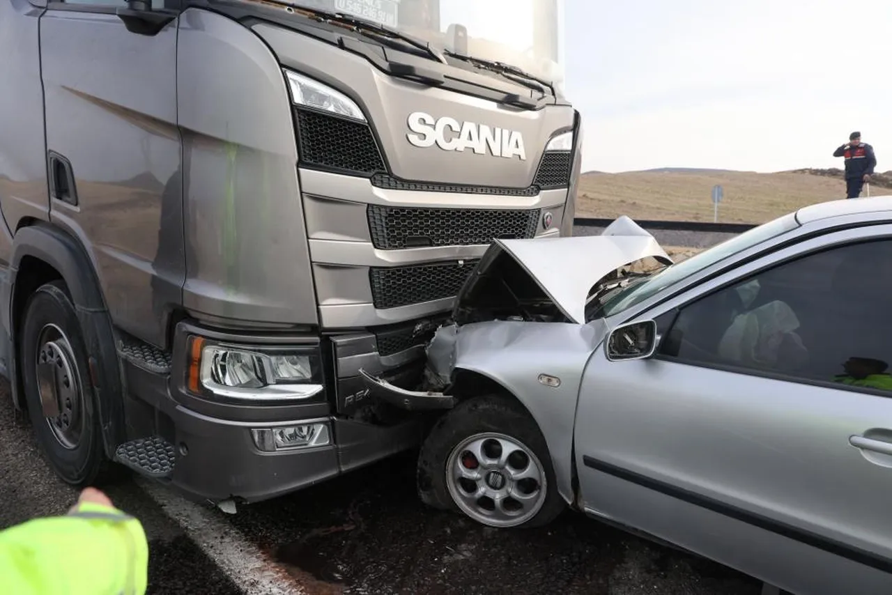 Otomobille tır kafa kafaya çarpıştı: Ölü ve yaralılar var