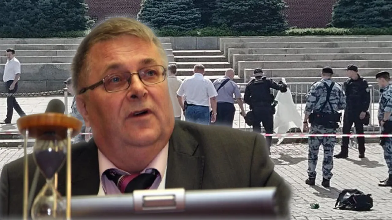 Kızıl Meydan'da kendini ateşe verdi!