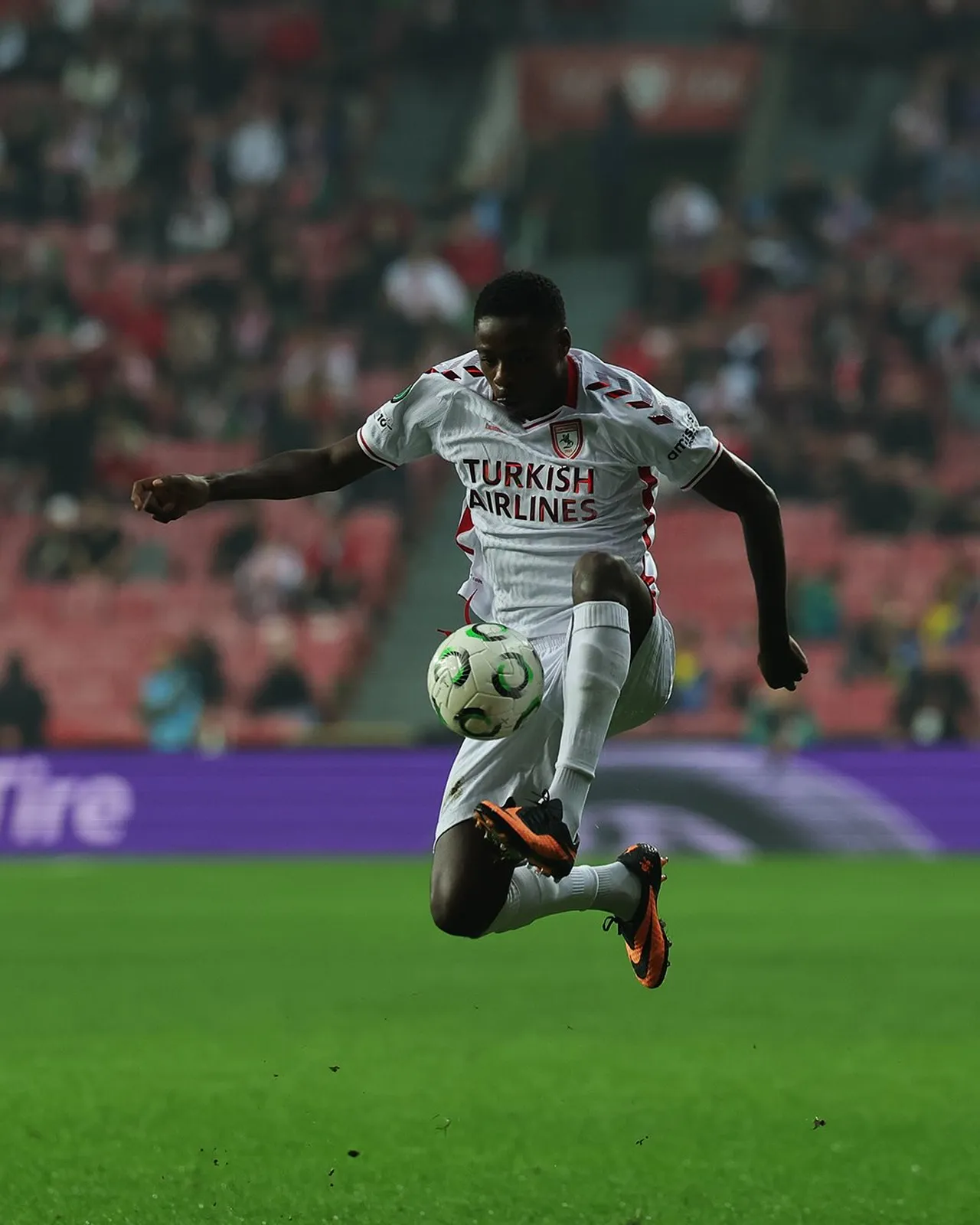 Anthony Musaba ligin ilk yarısının en çok dripling yapan ve adam geçen oyuncularından birisi