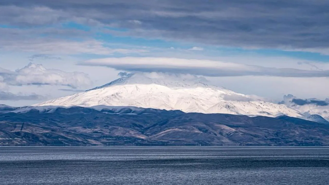 Süphan Dağı'nın zirvesinde oluşan mercek bulutu nefes kesti