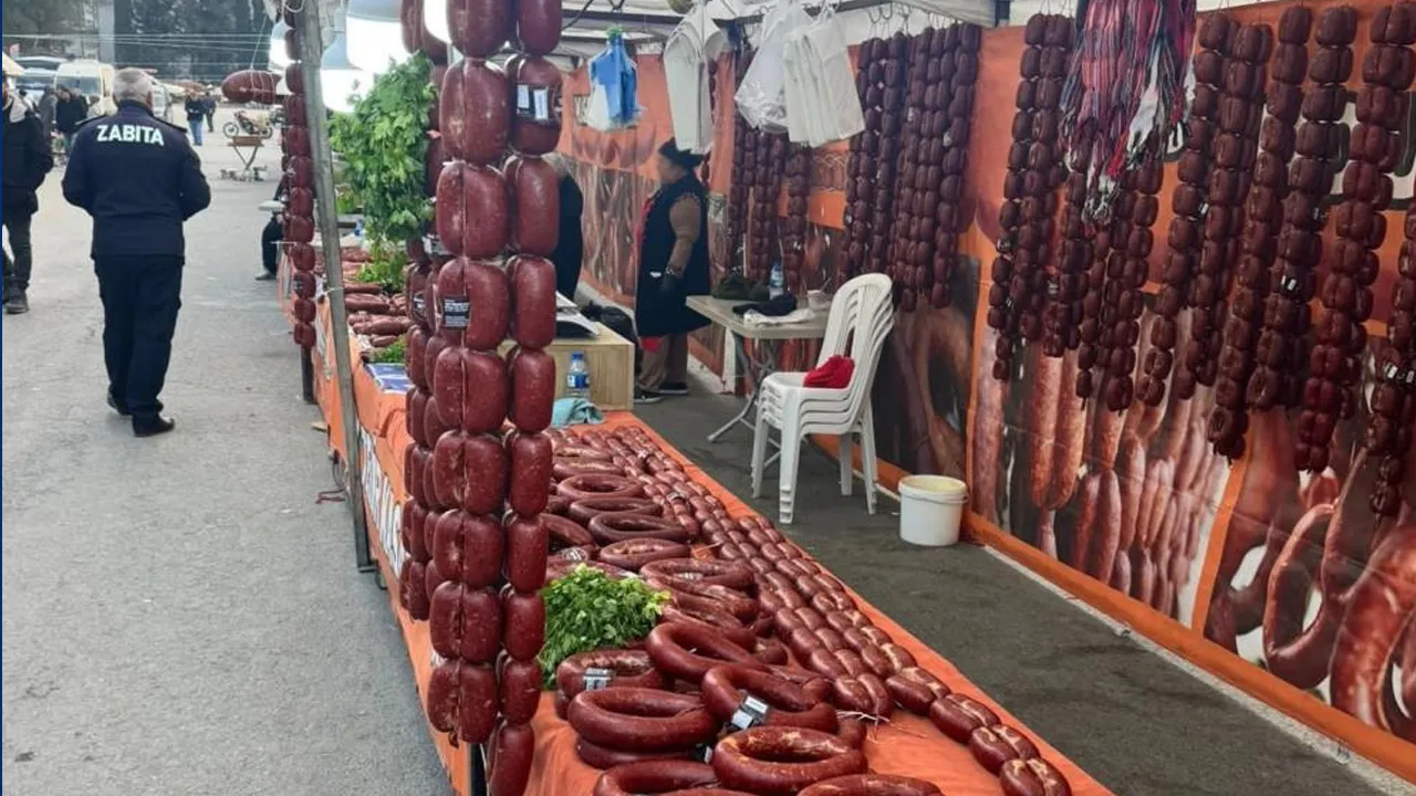 Yöresel pazarda skandal! Vatandaşa yedireceklerdi: Tarihi geçmiş 850 kilogram sucuk imha edildi