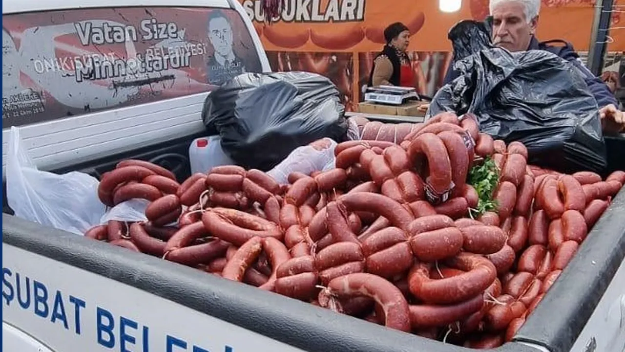 Yöresel pazarda skandal! Vatandaşa yedireceklerdi: Tarihi geçmiş 850 kilogram sucuk imha edildi
