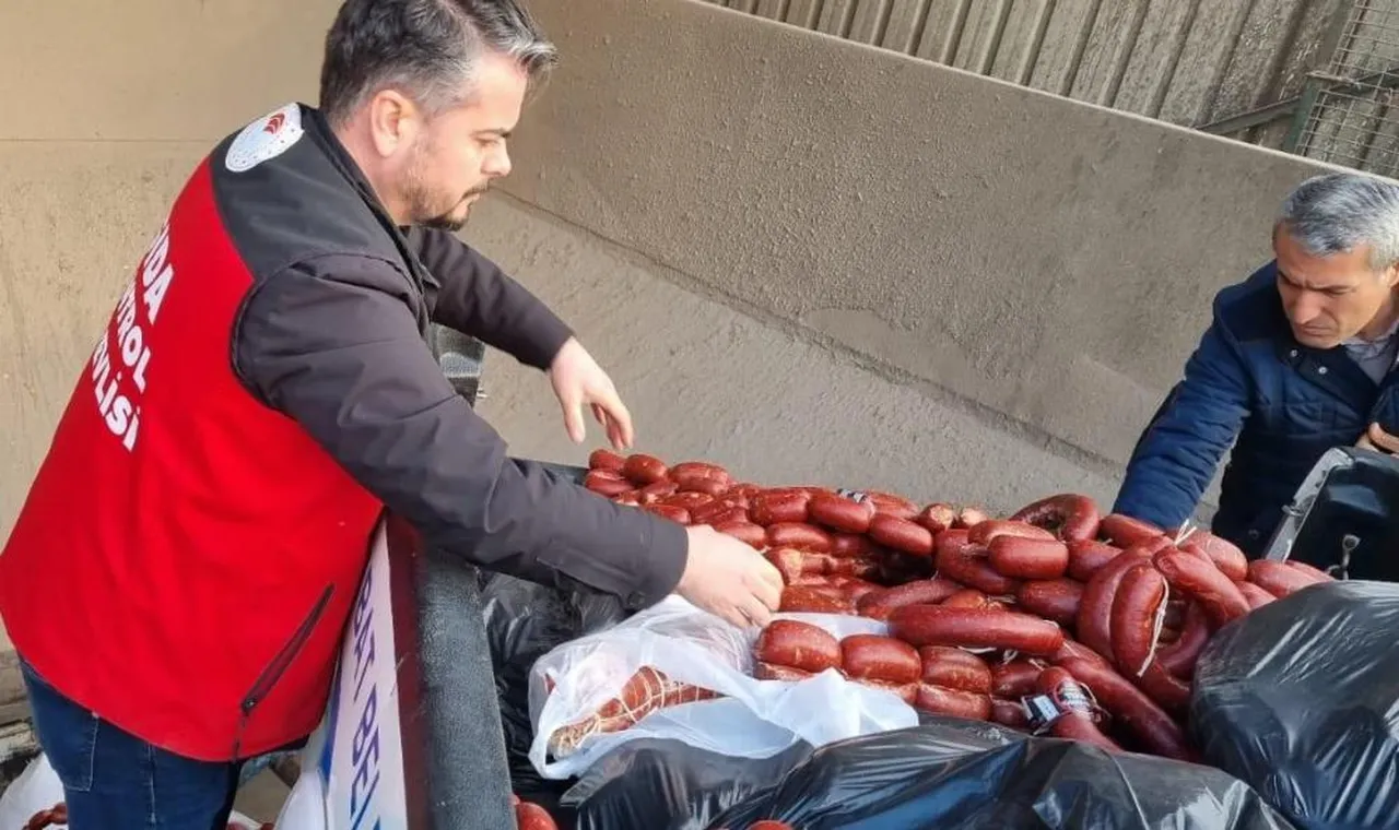 Yöresel pazarda skandal! Vatandaşa yedireceklerdi: Tarihi geçmiş 850 kilogram sucuk imha edildi