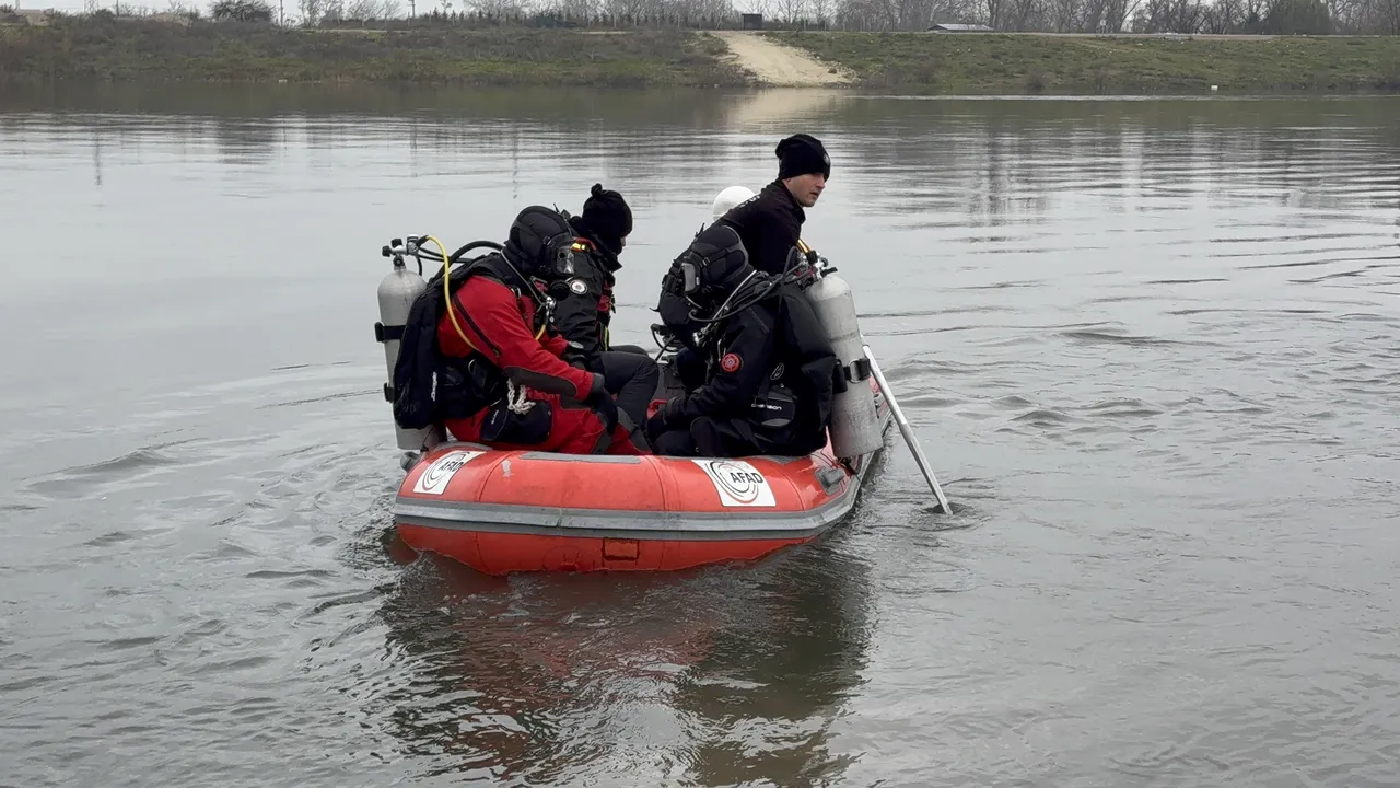 4 gündür iz yok! Kayıp oğlunu arama çalışmalarını gözyaşları içinde izledi