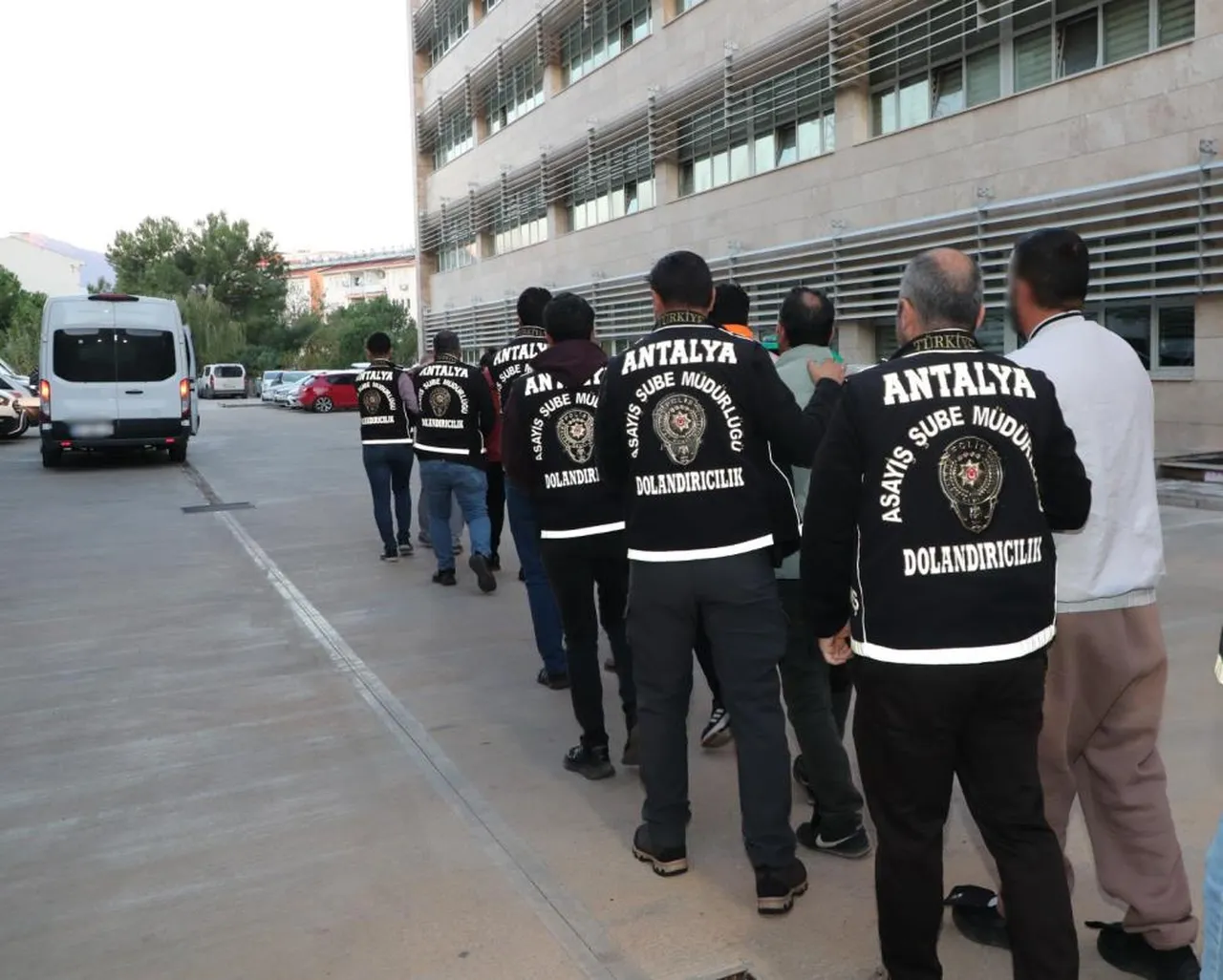 Antalya'da milyonluk dolandırıcılık operasyonu! Evini satıp parayı teslim etti