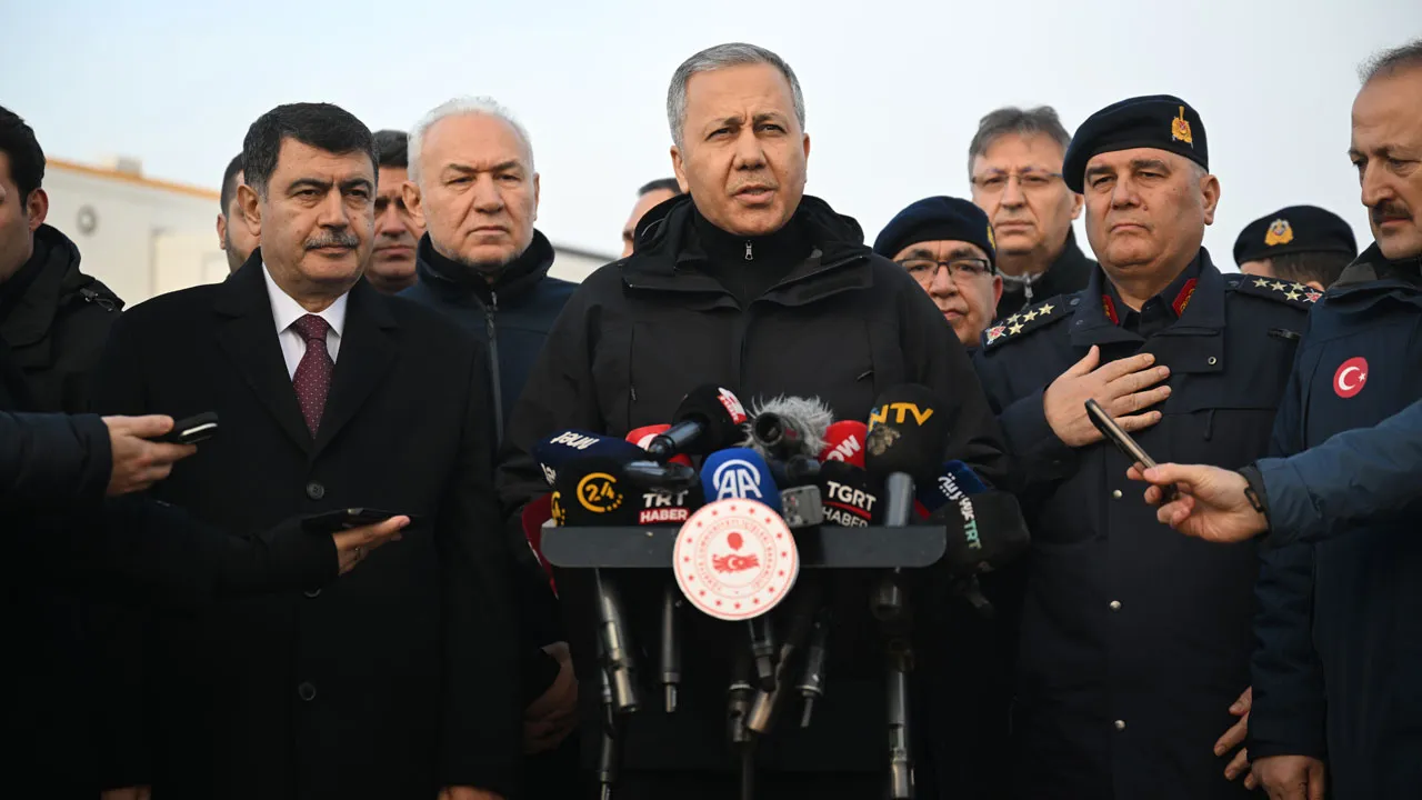 İçişleri Bakanı Ali Yerlikaya, olay yerinde gazetecilere açıklamalarda bulundu.