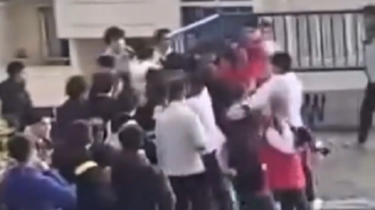 Buca sokakları karıştı! Onlarca öğrencinin tekme tokatlı kavgası kamerada