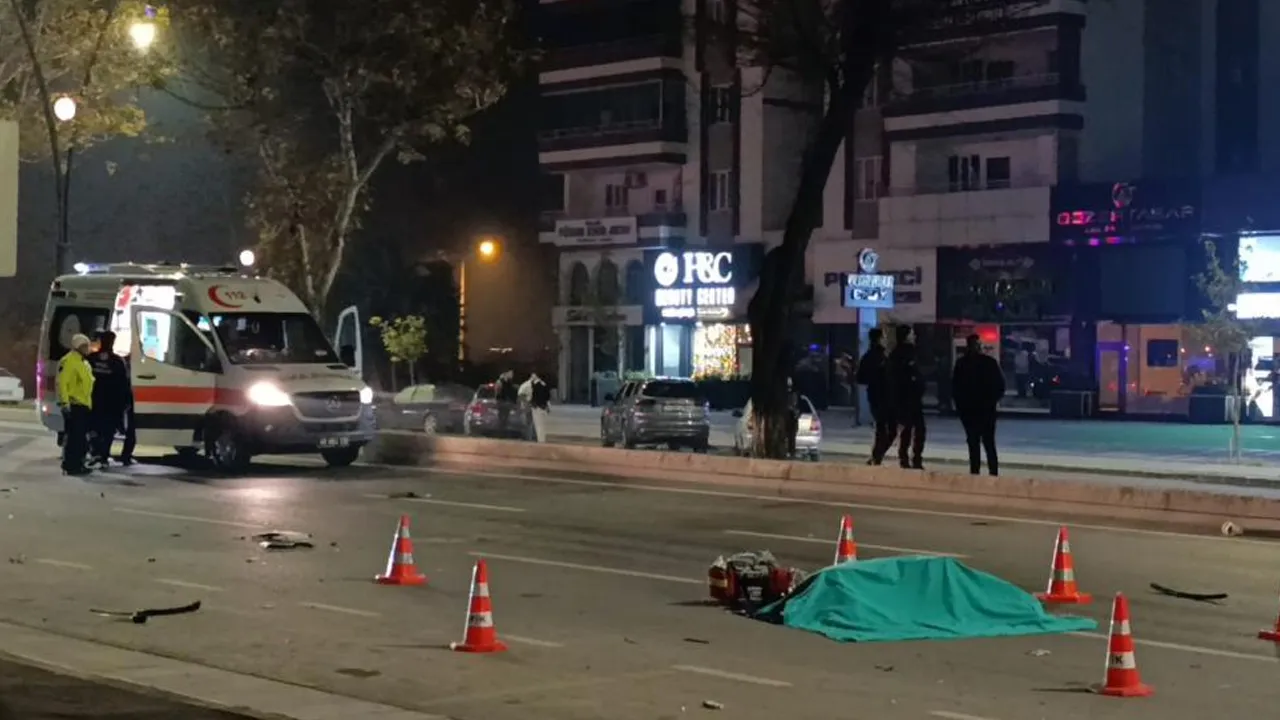 Caddede yarışan araçlar motosiklete çarptı! 2 ölü