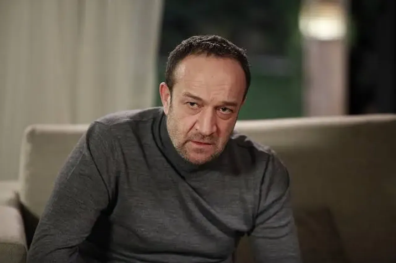 Eşref Rüya Sadık diziden ayrılıyor mu? Şener Savaşın Eşref Rüyadaki akıbeti gündemde!